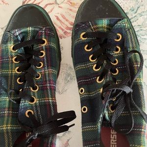 Nice converse Scottish Design (See pattern)  in like new conditions Size 10.